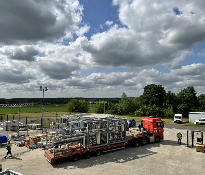 Perfekte Koordination: Die Fracht wird mittels eines Krans vom Sattelschlepper an den Standort auf dem Kavernenplatz von EWE in Rüdersdorf transportiert (Foto: EWE. Nadine Auras)