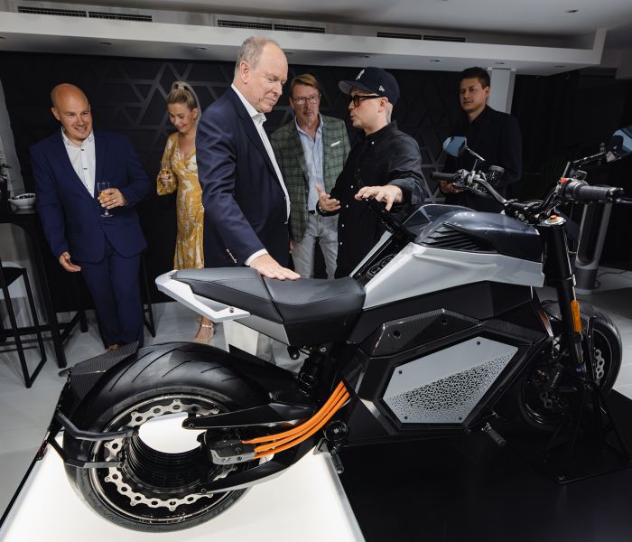 Fürst Albert II von Monaco wird von Mika Häkkinen und Verge-Team begrüßt (Foto: Verge Motorcycles)