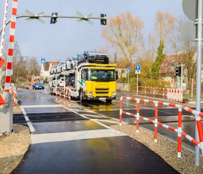 Der Scania P 25 BEV ist ein wegweisender vollelektrischer Autotransporter, der den Einsatz von fossilen Brennstoffen im Fahrzeugtransport reduziert und somit zur Verringerung der Umweltauswirkungen beiträgt. (Foto: Michael Baumgartner. KiTO)